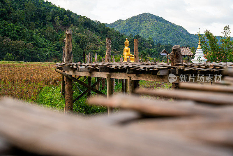 Na Khuha寺，竹桥，Phrae，泰国北部